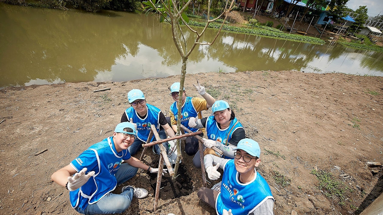 Nestlé CARES ยกทัพเหล่าจิตอาสาปรับทัศนียภาพ และฟื้นฟูแหล่งน้ำริมคลองขนมจีนให้กับชุมชน