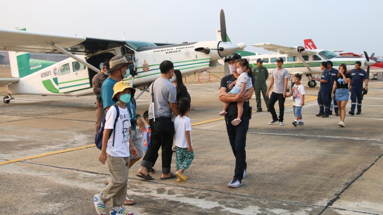 งานวันเด็กที่สนามบินเกษตรนครสวรรค์ ดูเครื่องฝนหลวง โชว์บินของ F-16 และ T-50