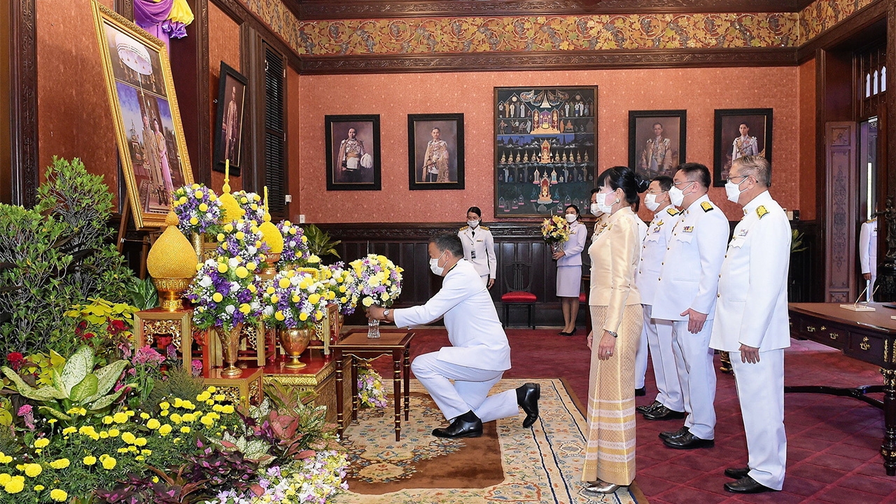 ถวายพระพรในหลวง-ราชินี นายกฯพร้อมครม. ทำบุญปีใหม่คึกคัก สักการะวัดพระแก้ว