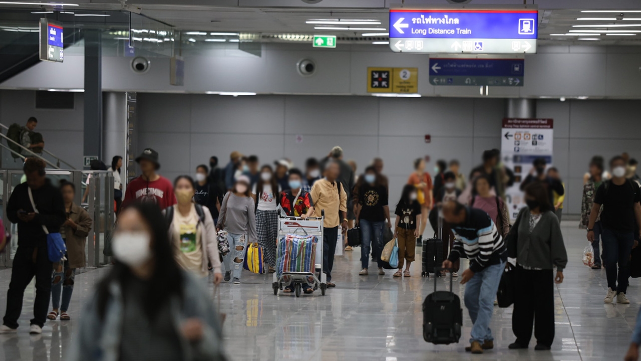 โบกมือลาปีใหม่ คนแห่ขึ้นรถไฟกลับ กทม.