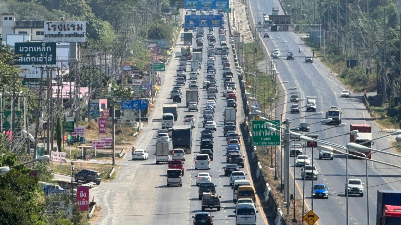 ถนนมิตรภาพรถแน่น คนทยอยกลับอีสาน 1 ทุ่มวันนี้ใช้มอเตอร์เวย์ฟรี