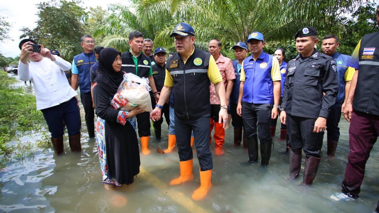 รมว.เกษตรฯ เยี่ยมชาวนราฯถูกน้ำท่วม งัดทุกมาตรการจัดการน้ำ และเร่งเยียวยาเกษตรกร