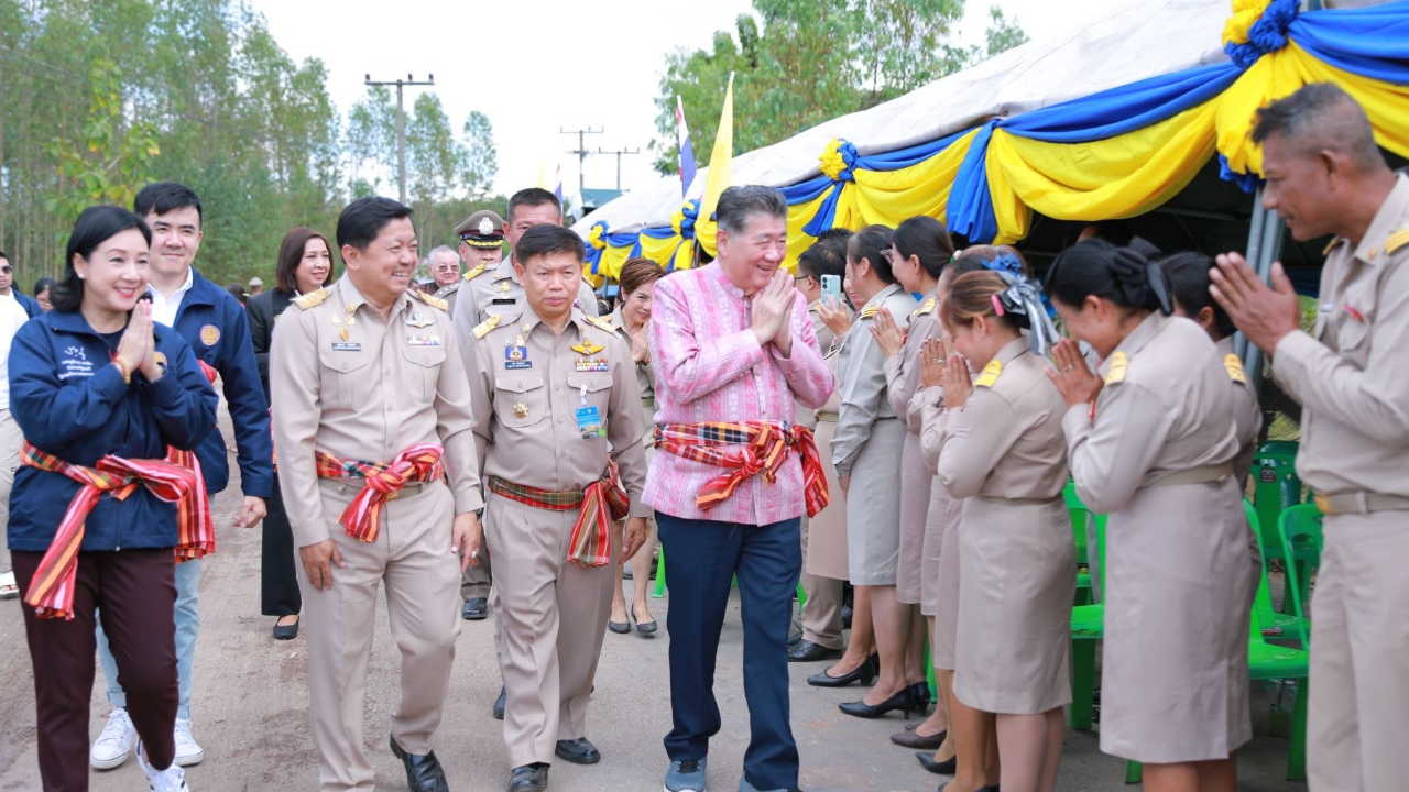 “ภูมิธรรม” เล็งใช้งบปี 67 ช่วยซ่อมถนนให้ชาวหนองบัวลำภู หลังน้ำท่วมซัดขาด