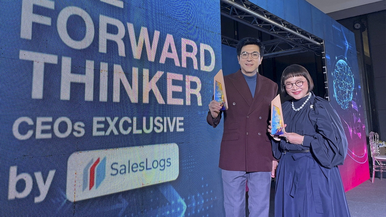 “หน่อง-แซม” รับรางวัลโซเชียลมีเดียในงาน “The Forward Thinker CEOs Exclusive Forum”