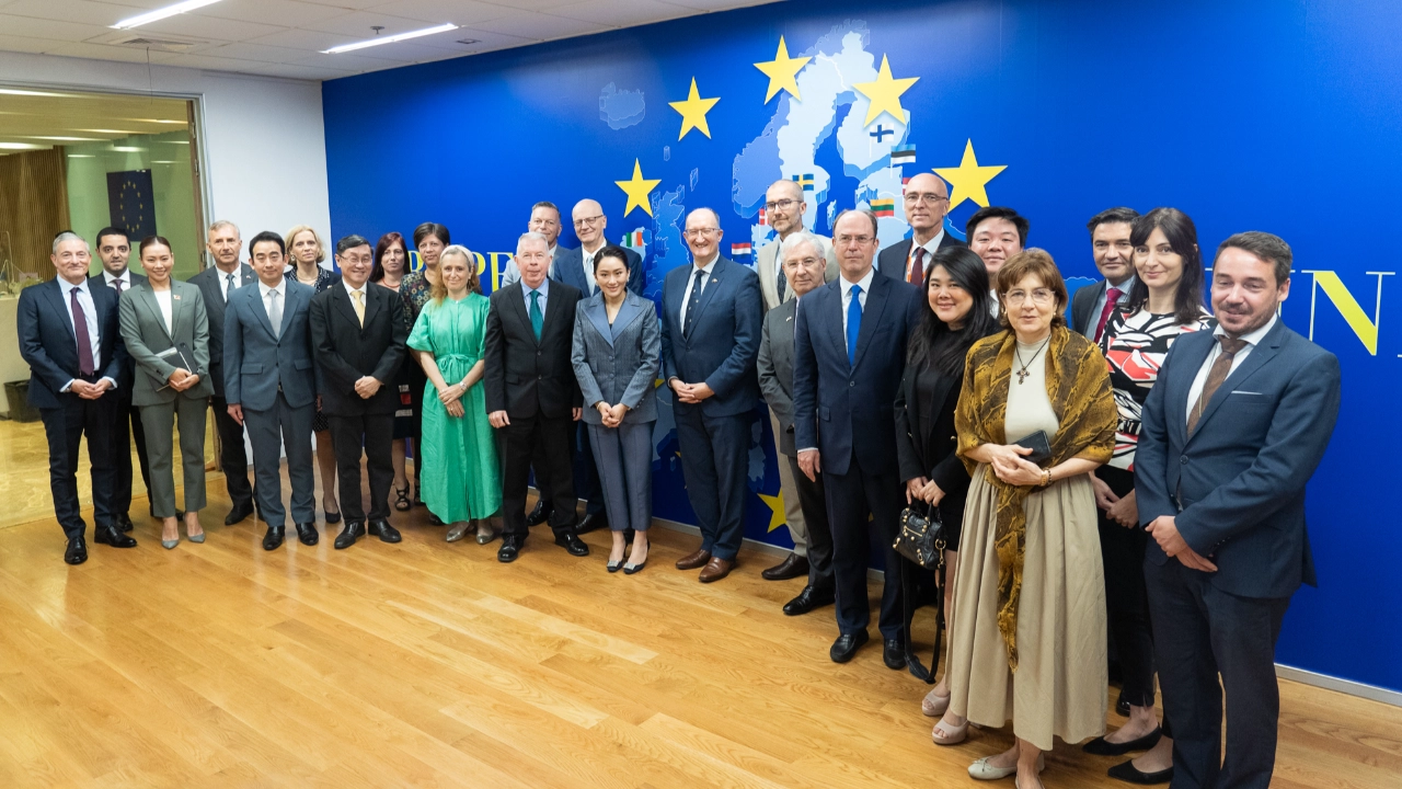 "แพทองธาร" นำทีม พท. พบ "ทูต กลุ่มประเทศ EU" สานสัมพันธ์ ระหว่างประเทศ