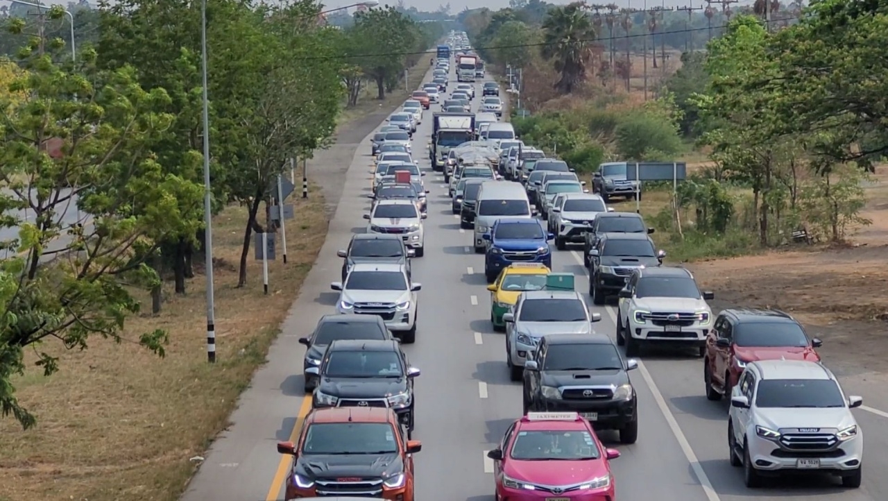 ยังมาไม่หมด คนกลับบ้านสงกรานต์ ถนนมิตรภาพรถติดสะสม ชะลอตัว