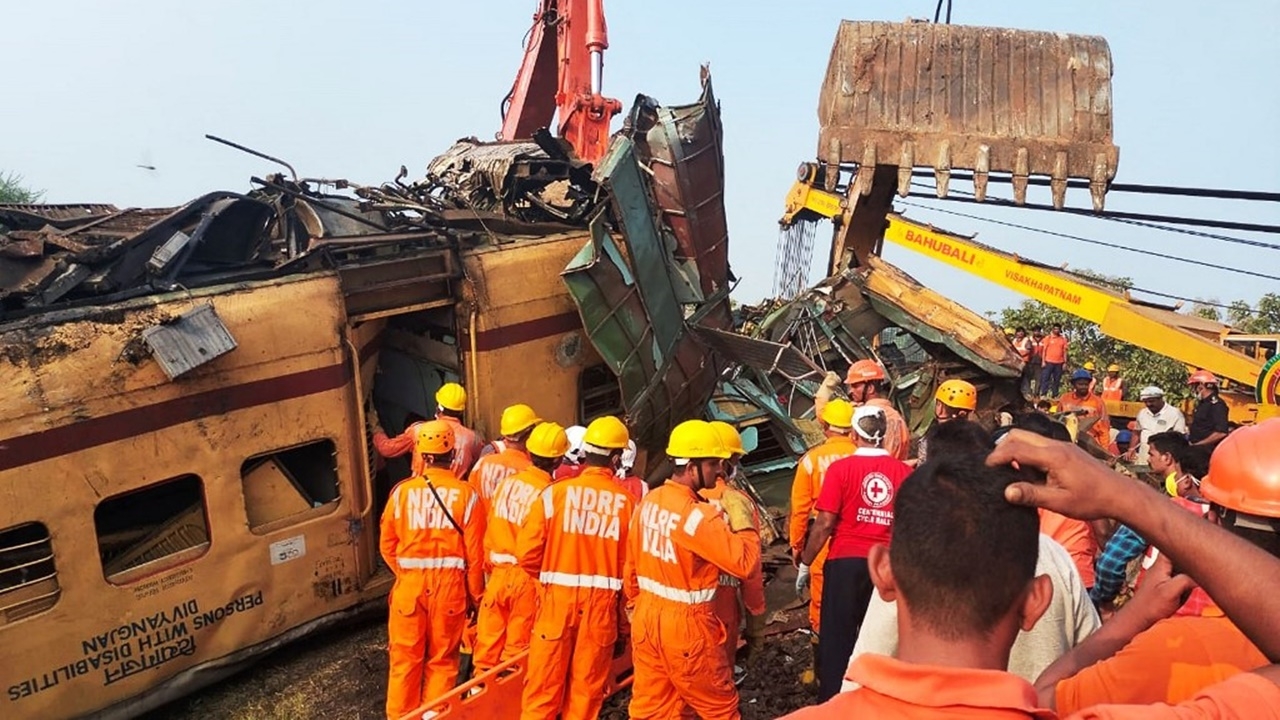 ผลสืบสวนชี้ รถไฟอินเดียชนกันดับ 14 ศพ เหตุคนขับมัวแต่ดูคริกเก็ต