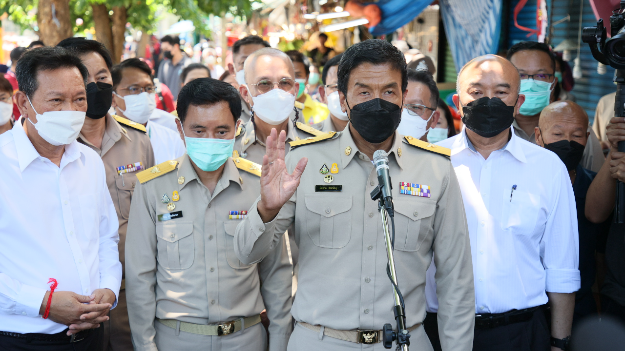 ชัชชาติ สั่งยุติเอาสายไฟฟ้าลงดิน 3 วัน เซ่นคนร้องเรียนปิดฝาท่อ ปรับพื้นถนนไม่เรียบ