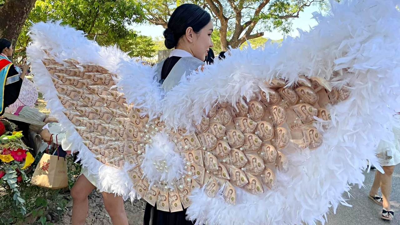 คุณแม่สายเปย์ จัดของขวัญสุดปัง "ปีกนางฟ้าแบงก์พัน" แสดงความยินดีบัณฑิตจบใหม่