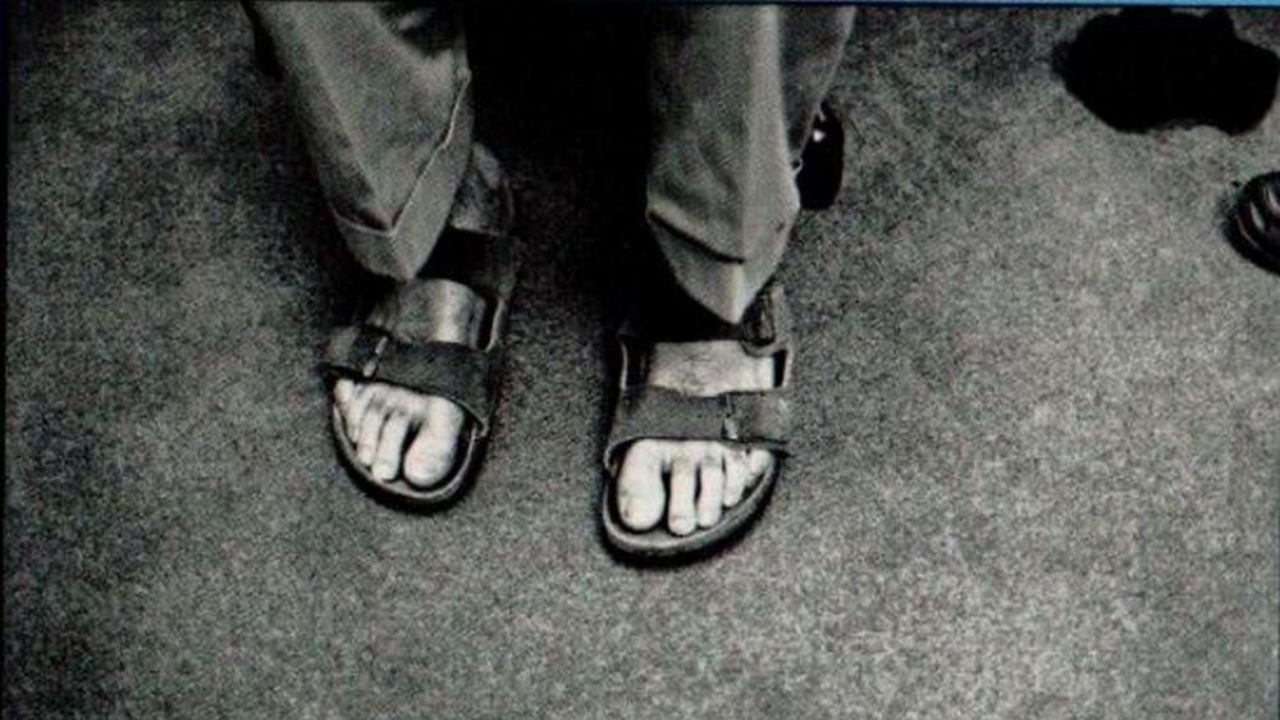 รองเท้าแตะ Birkenstock ของ Steve Jobs ปิดราคาประมูลที่ 7.9 ล้านบาท