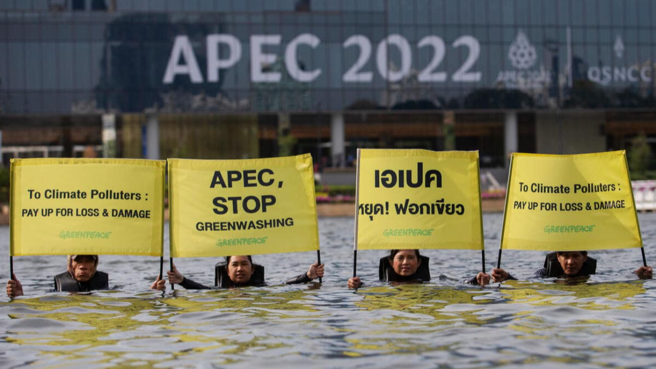 กรีนพีซ แสดงสัญลักษณ์ข้างที่จัดประชุม APEC 2022 ชูป้ายร้องหยุดฟอกเขียว