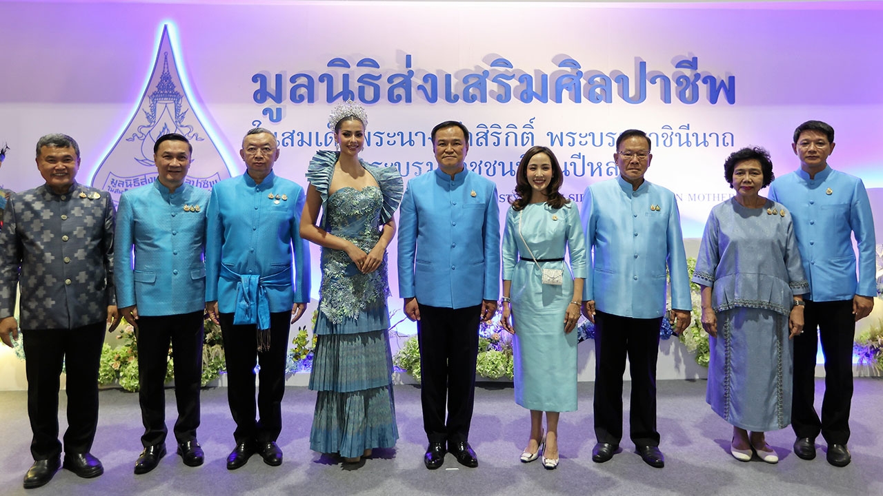 เปิดศิลปาชีพประทีปไทย สุดหรูแฟชั่นลายผ้าทอ ตามเฉดสีของ “อัญมณี”