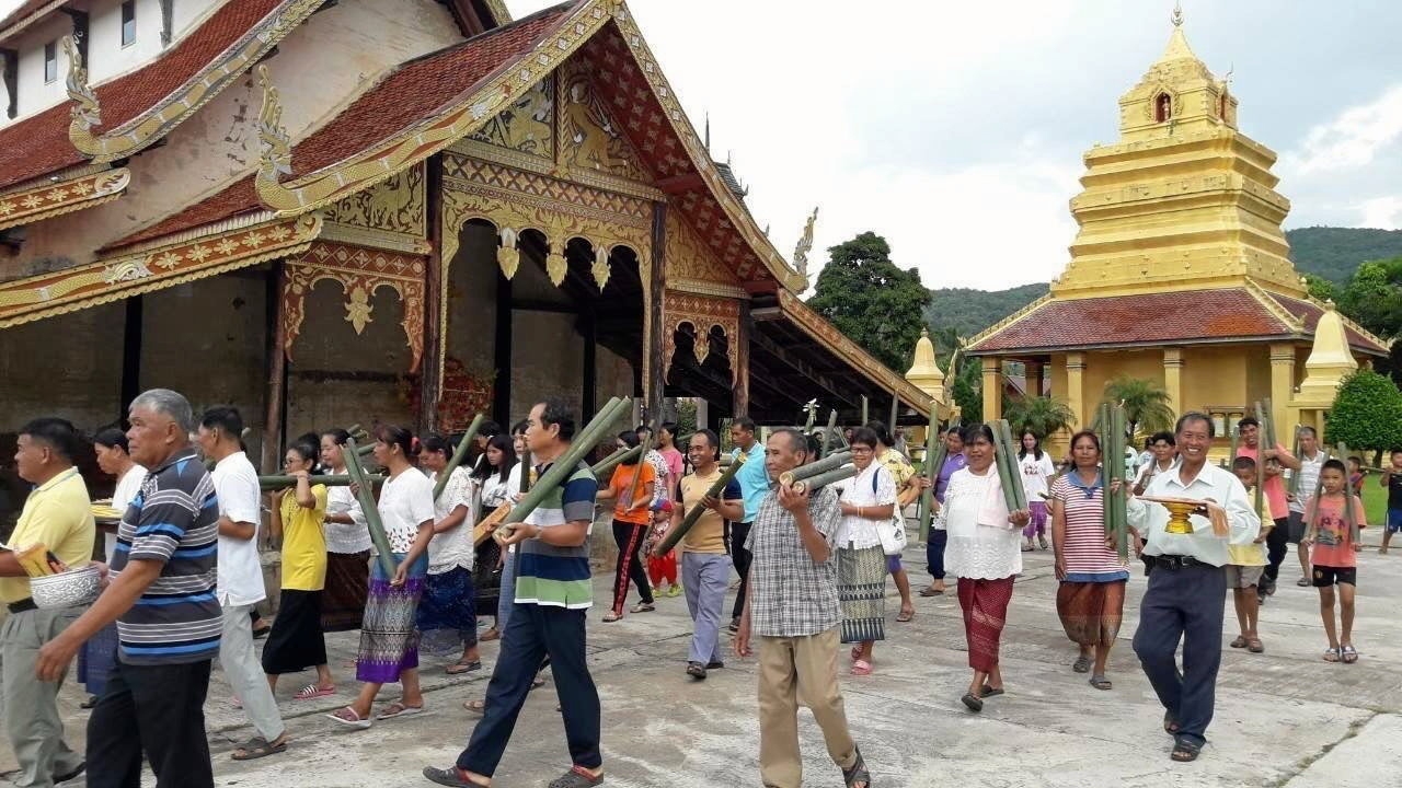 ขอพร "พระธาตุดินแทน" ก่อนแก้บนด้วย ดิน-หิน-ร่ม