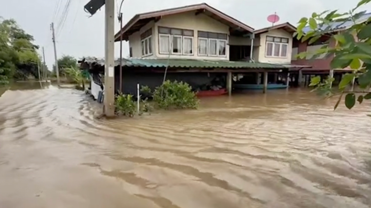 ชาวบ้านบางหัก ยังเจอ "น้ำท่วมสูง" เจอกระแสน้ำแรงจนรั้วบ้านพังเสียหาย