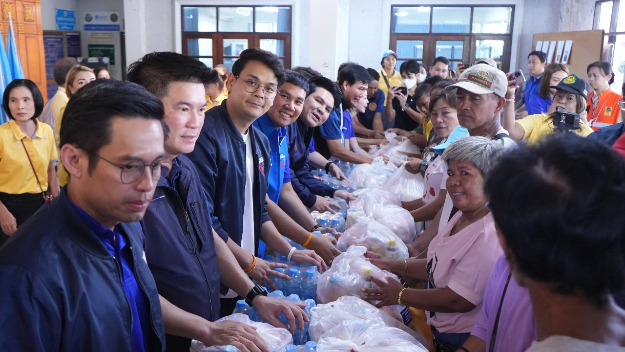 ภูมิใจไทย นำคณะลุยน้ำท่วม มอบถุงยังชีพที่อยุธยา พร้อมให้กำลังใจ-รับฟังปัญหา