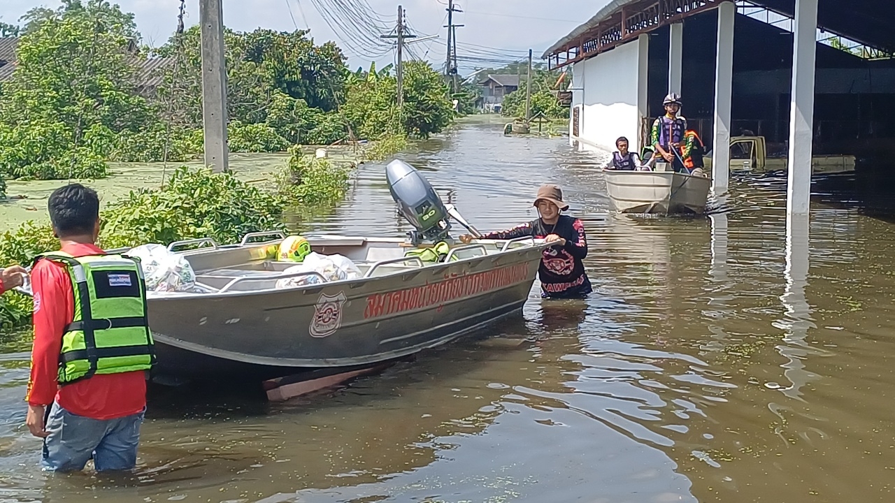 "น้ำท่วมลำพูน" บางจุดชาวบ้านเดือดร้อนหนัก ต้องพากันอพยพออกจากบ้าน