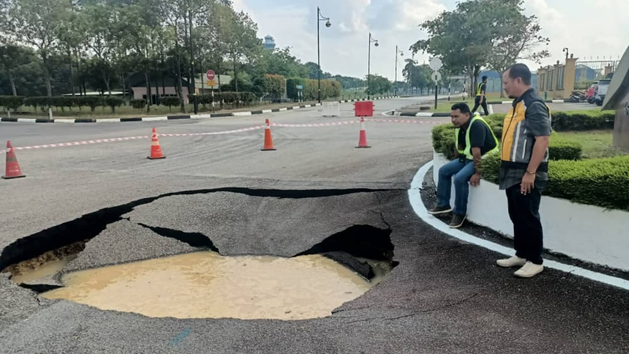 ตะลึง ถนนทรุดเป็นหลุมยุบขนาดใหญ่หน้าสนามบินกัวลาลัมเปอร์