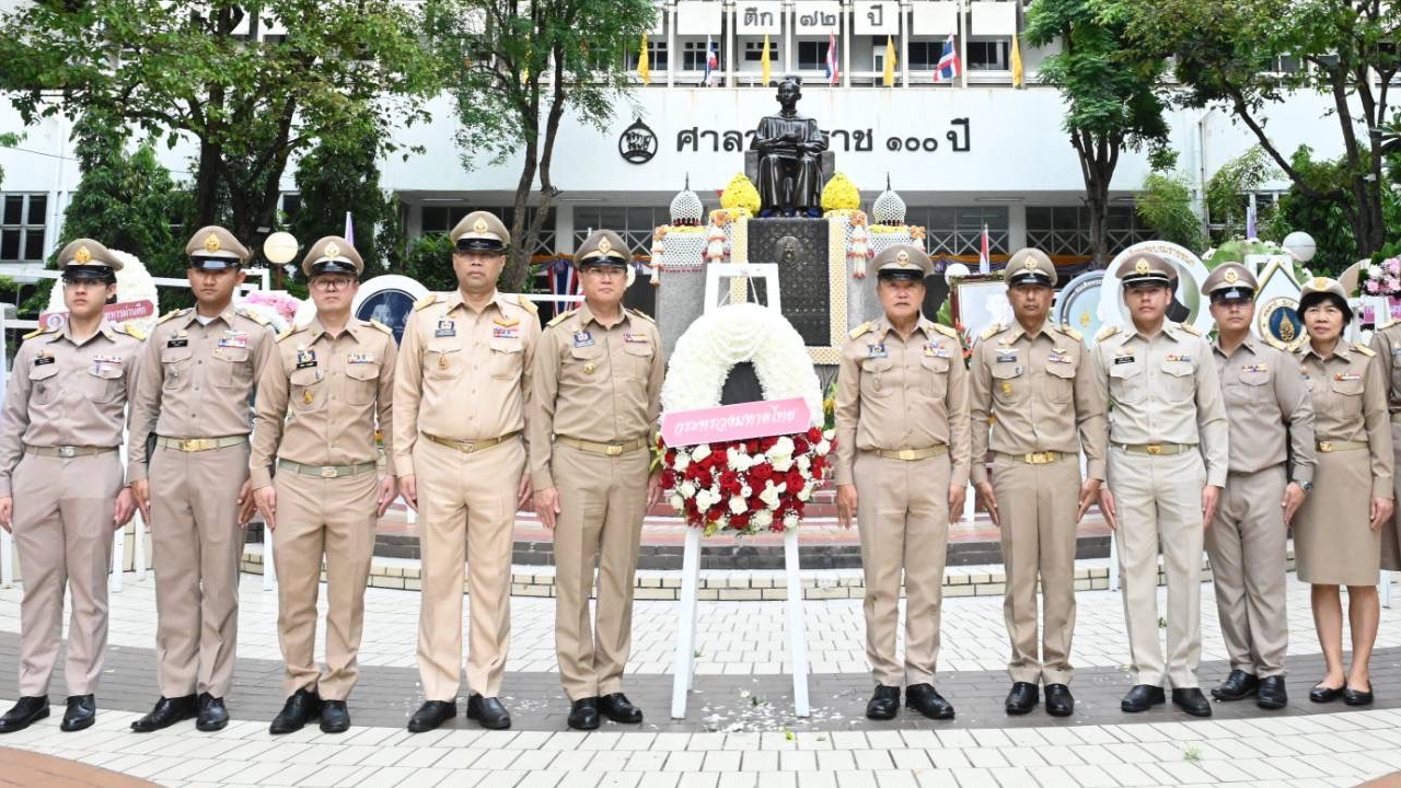 ปลัด มท.นำคณะวางพวงมาลาถวายราชสักการะวันมหิดล