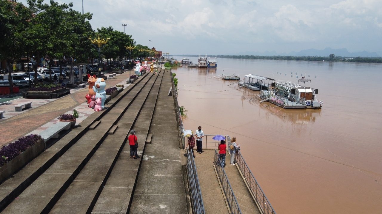 น้ำโขงนครพนม ลดลงต่อเนื่อง เปิดบริการ "เรือสำราญท่องเที่ยว" ตามปกติแล้ว