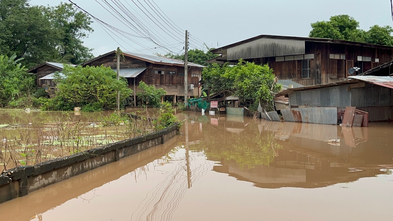 "แม่น้ำยม" ทะลักเข้าบ้านเรือนประชาชน ผู้ว่าฯ แพร่ สั่งเตรียมรับมือมวลน้ำก้อนใหม่