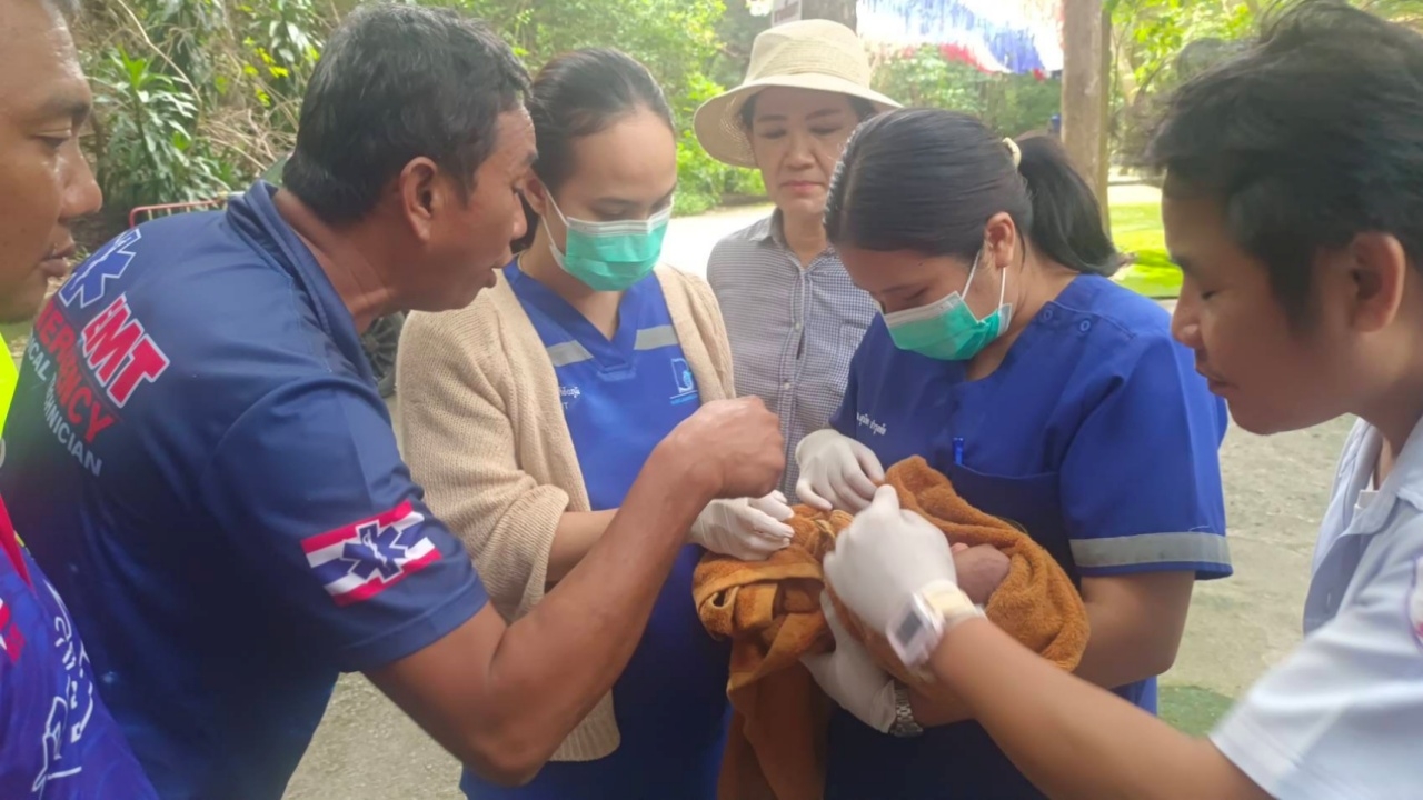 สุดเวทนา "ทารกแรกเกิด" ถูกทิ้งในห้องน้ำวัด ตร. เร่งตามตัวพ่อแม่มาดำเนินคดี