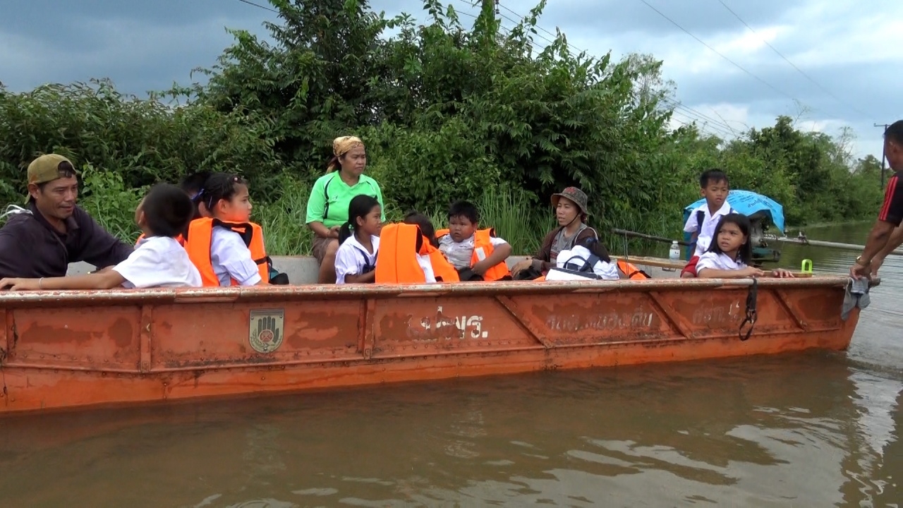 น้ำโขงหนุนท่วมถนนที่บึงกาฬ ต้องนำเรือท้องแบน รับ-ส่งเด็กไปโรงเรียน