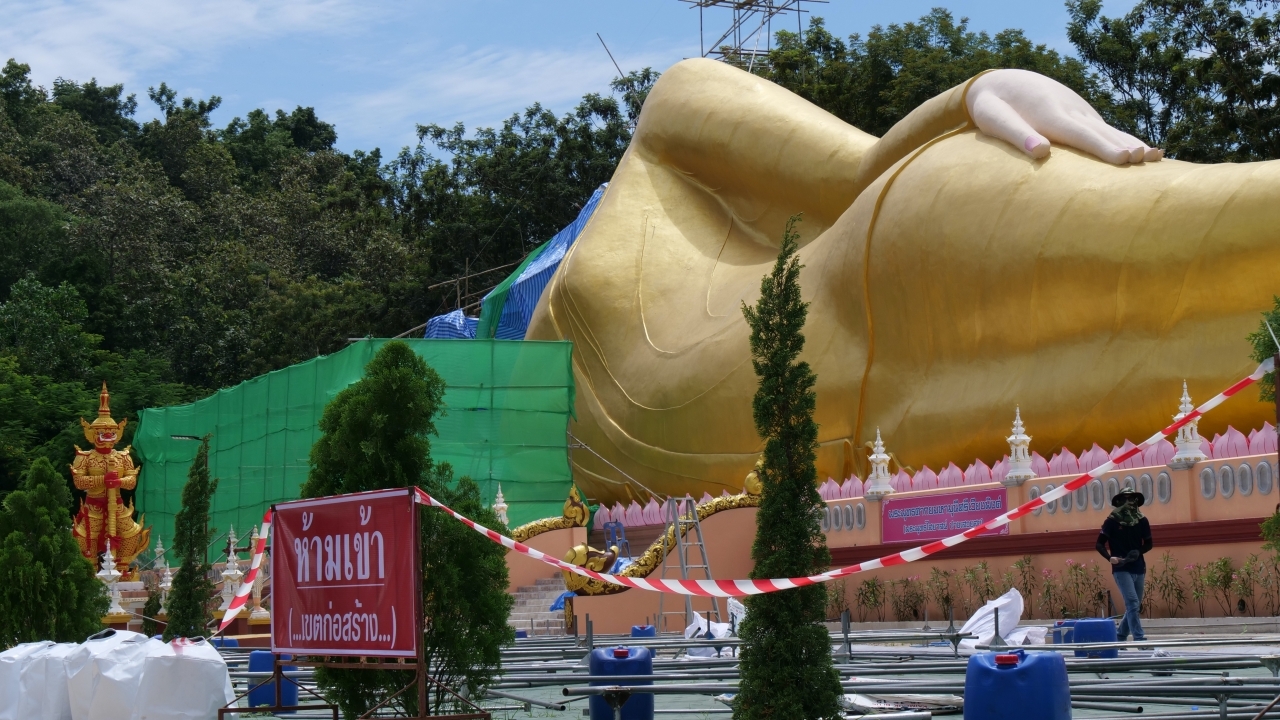 เศียรพระนอนหักโค่นในวัดพระธาตุดอยสะเก็ด คาดฝนตกหนักโครงสร้างรับน้ำหนักไม่ไหว