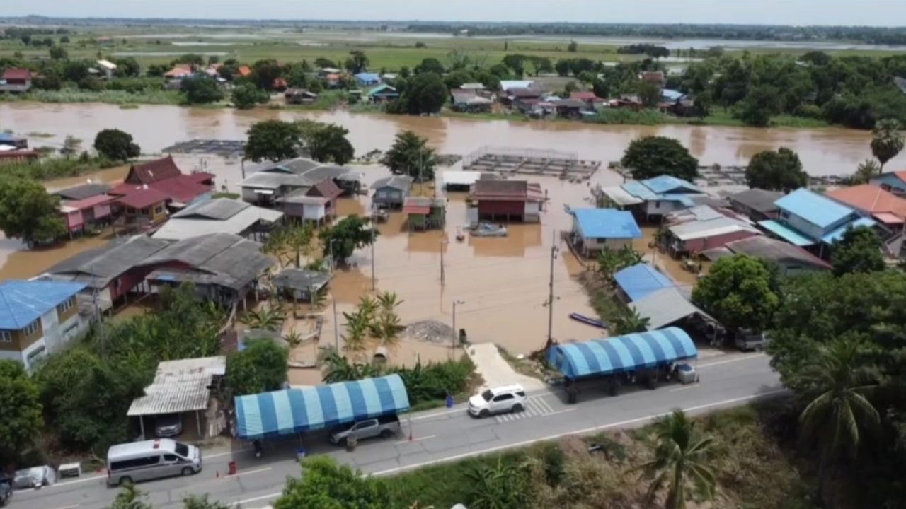 น้ำท่วมอยุธยา "อำเภอบางบาล" จมบาดาลกว่า 1.5 เมตร ชาวบ้านย้ายนอนบนถนน