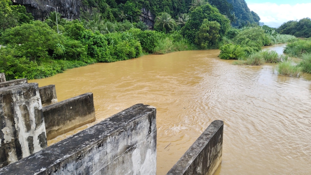 "พังงา" เตือน 2 อำเภอ เฝ้าระวังน้ำป่าไหลหลาก-ดินโคลนถล่ม หลังฝนตกหนักต่อเนื่อง