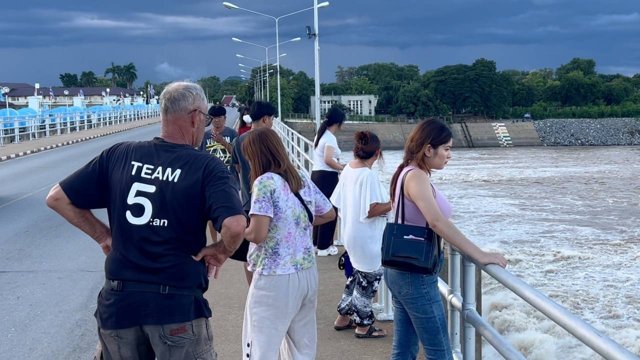 ประชาชนถ่ายรูปกับเขื่อนเจ้าพระยา ตามสถานการณ์น้ำ หลังเพิ่มการระบายขั้นบันได