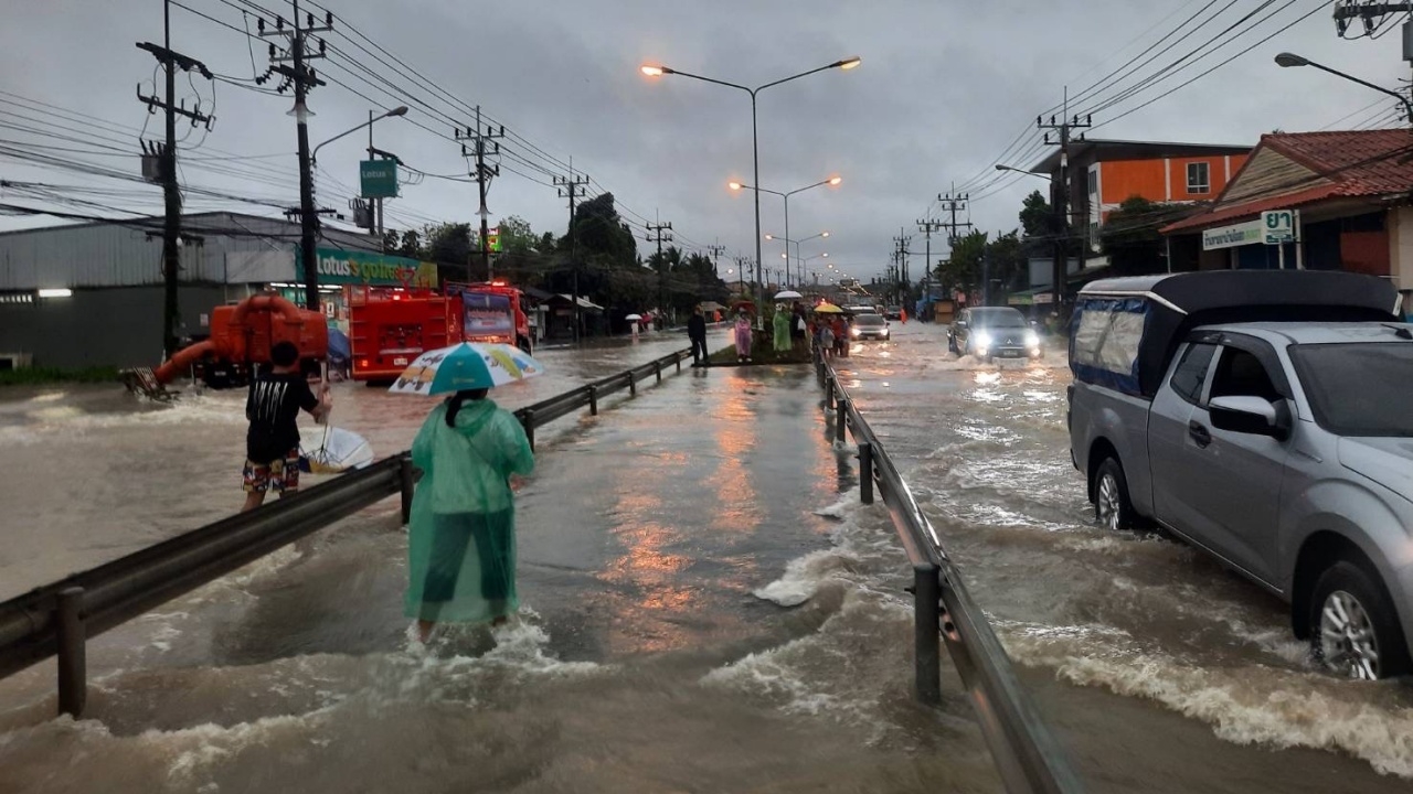 สงขลาอ่วม "ฝนตกหนัก" ผู้ว่าฯ เร่งให้ความช่วยเหลือชาวบ้านประสบภัย "น้ำท่วม"