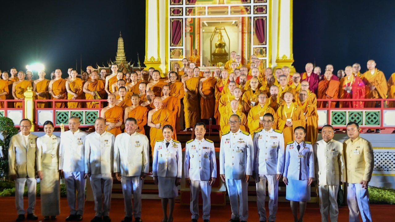 นายกฯ รับ “พระเขี้ยวแก้ว” มาประดิษฐานที่ท้องสนามหลวง เฉลิมพระเกียรติในหลวงครบ 6 รอบ