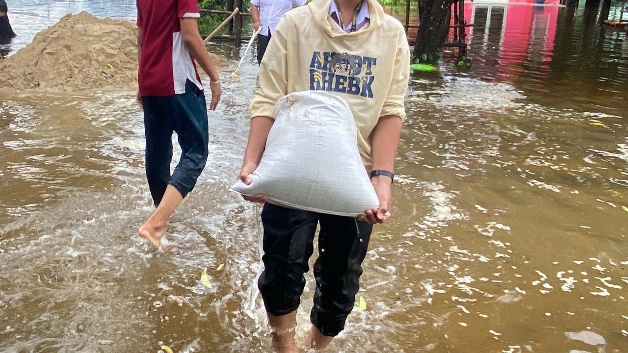 ฝนถล่มนราธิวาส ทำน้ำทะลักท่วม "ร.ร. นราวิทย์อิสลาม" ครู-นักเรียน เก็บของโกลาหล