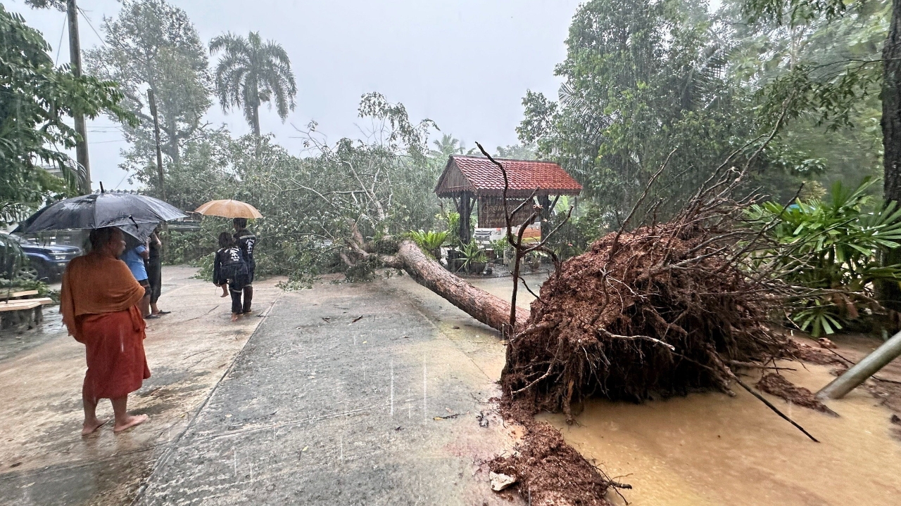 ศปช. ถกด่วนเคาะงบฟื้นฟูน้ำท่วม 3,000 ล้าน เตือน 10 จังหวัดใต้ฝนหนักถึงต้น ธ.ค.