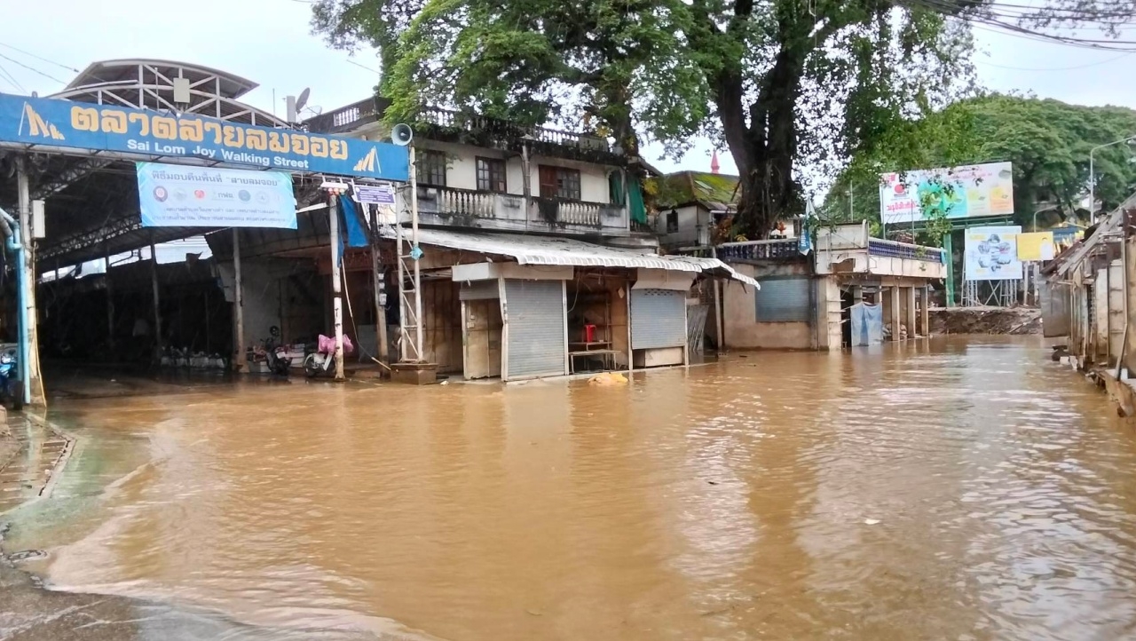 แม่น้ำสายล้นตลิ่ง ท่วมตลาดสายลมจอย หลังฝนตกในเมียนมา