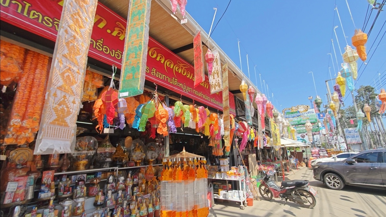 พ่อค้าโอด โคมประดับ "ประเพณียี่เป็ง" ขาดตลาด หลายร้านได้รับผลกระทบจากน้ำท่วม