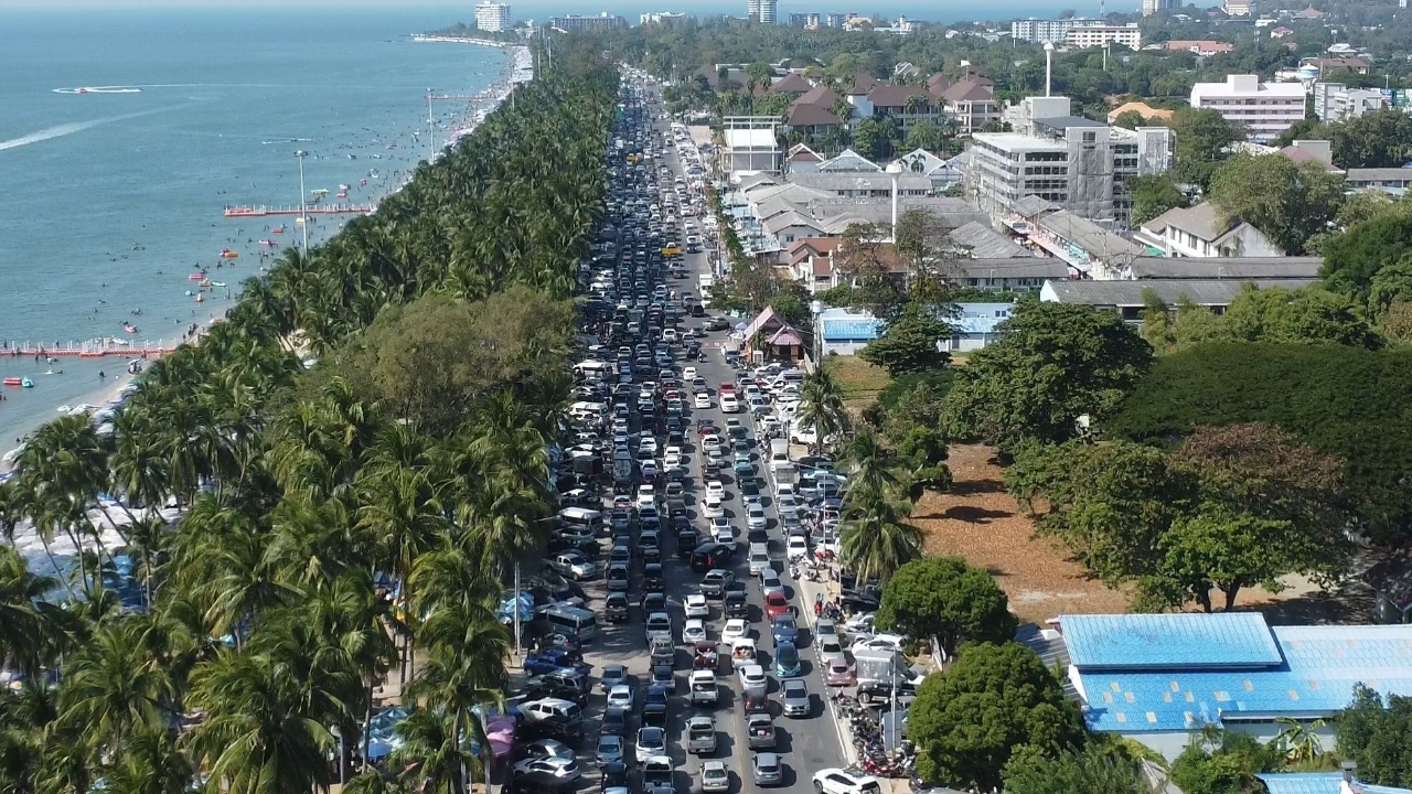 คึกคักต่อเนื่อง คนแห่มาเที่ยว "ทะเลบางแสน" ฉลองปีใหม่จนแน่นหาด