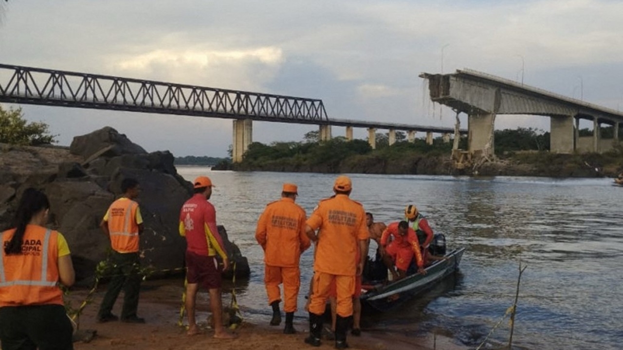 สะพานในบราซิลพังถล่ม ดับ 4 ศพ หวั่นสารพิษรั่วไหลปนเปื้อนแม่น้ำ