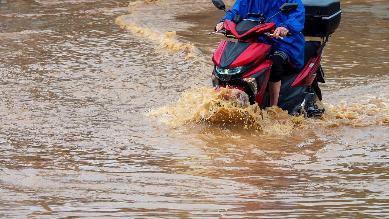 อุตุฯ เตือน 12 จังหวัดภาคใต้ เตรียมรับมือฝนตกหนักมาก เฝ้าระวังน้ำท่วม 15-16 ธ.ค.