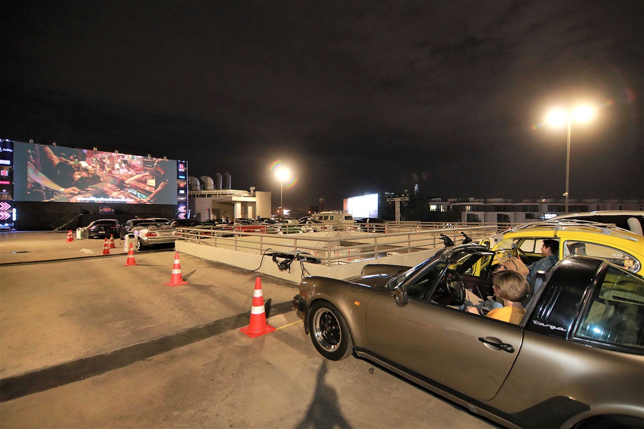 ประสบการณ์สุดพิเศษกับการรับชมภาพยนตร์แบบ Drive in ผ่านจอ LED ขนาดยักษ์ ที่ให้ความคมชัดระดับ 4K พร้อมเสียงแบบสเตอริโอ ผ่านลำโพงบลูทูธ