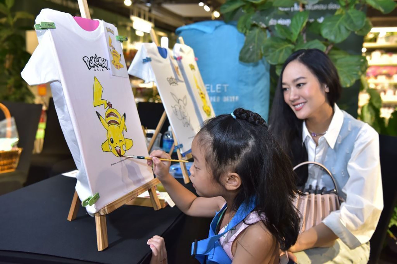 นวดี โมกขะเวส กับลูกสาว พิมอรียา ศิริชนะชัย กับกิจกรรม Pokémon T shirt painting